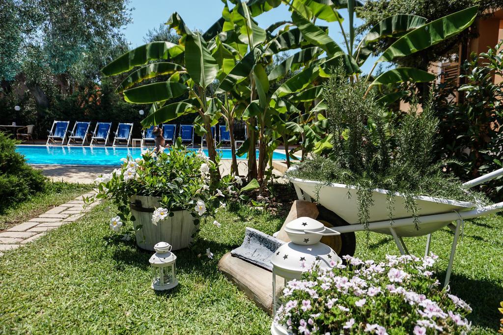 Residence Villa Andrea マリーナ・ディ・カメロータ エクステリア 写真