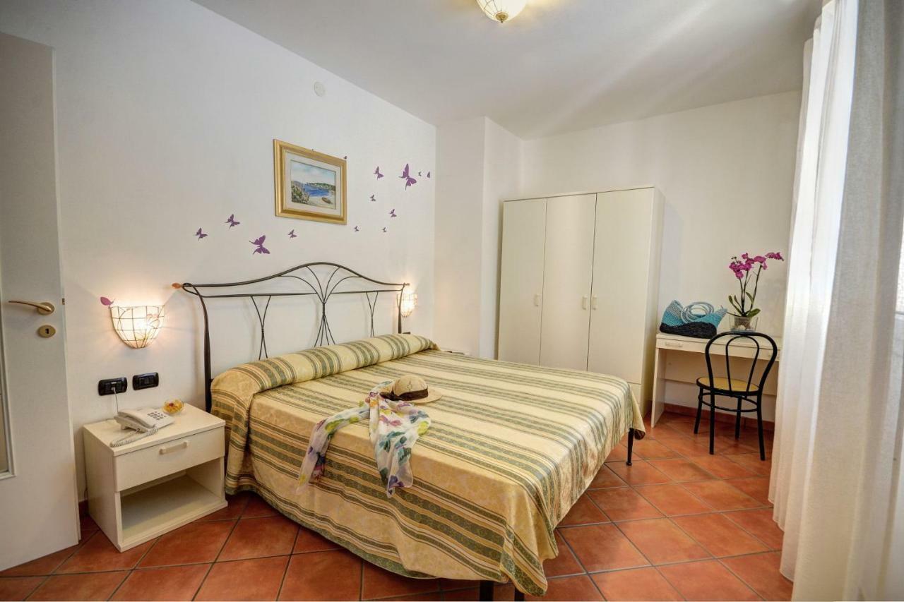 Residence Villa Andrea マリーナ・ディ・カメロータ エクステリア 写真